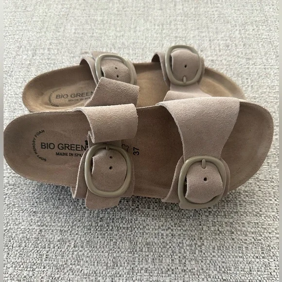 Footbed sandals in tan. Size 37 but fits like a size 6. - Picture 2 of 3